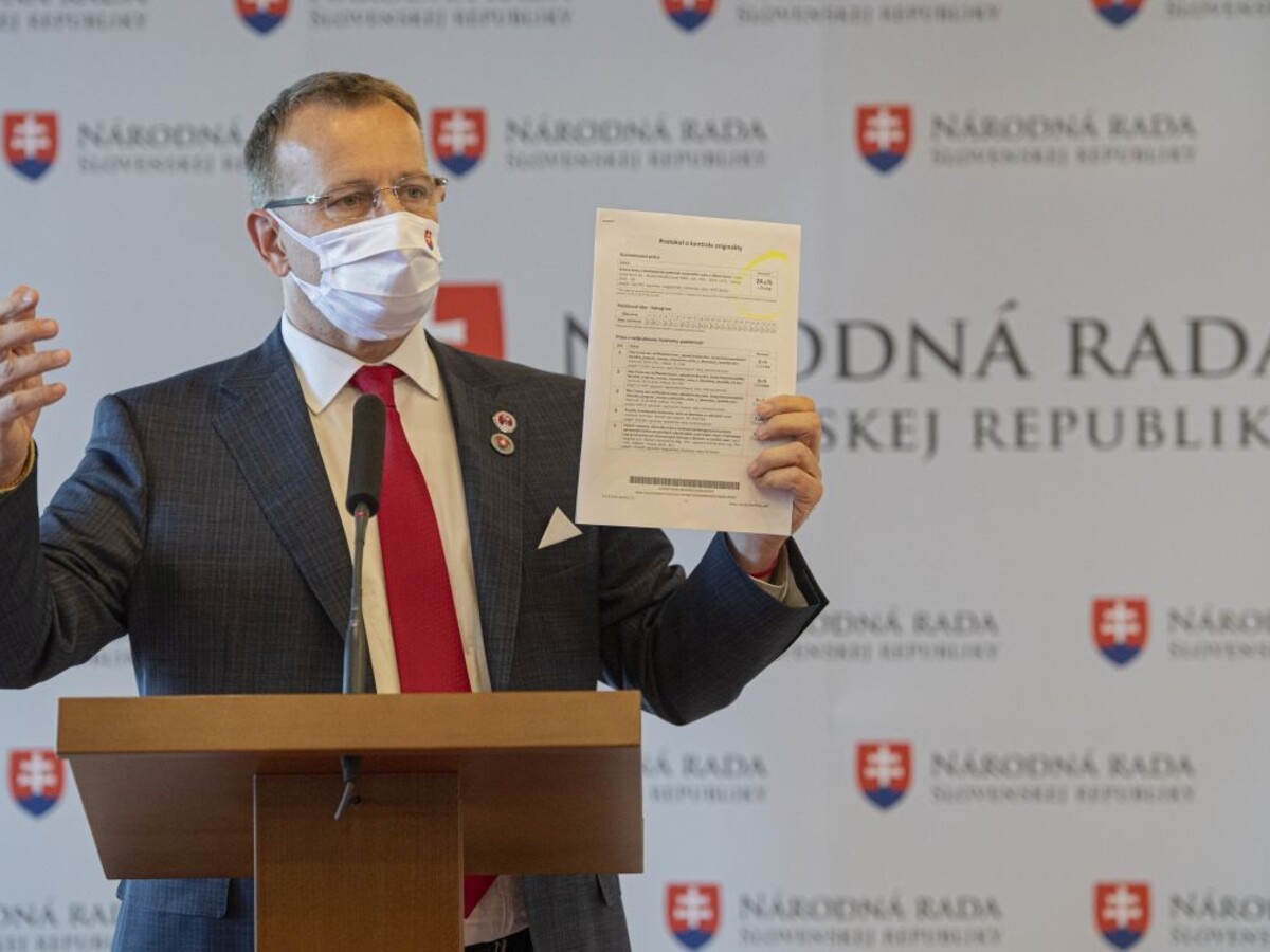 Kollárova práca je problém. Za ľudí trvá na tom, aby odstúpil