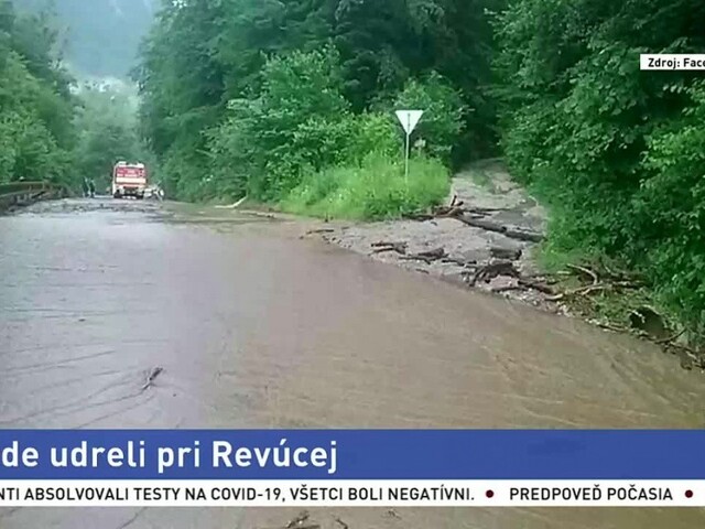 Intenzívne dažde udreli pri Revúcej. Zasahujú desiatky hasičov
