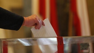 Poliaci si budú voliť prezidenta aj v druhom kole, postúpili dvaja