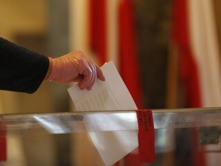 Poliaci si budú voliť prezidenta aj v druhom kole, postúpili dvaja