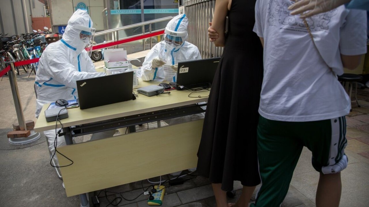 V Číne uzavreli okres blízko Pekingu. Rozšírila sa tam nákaza