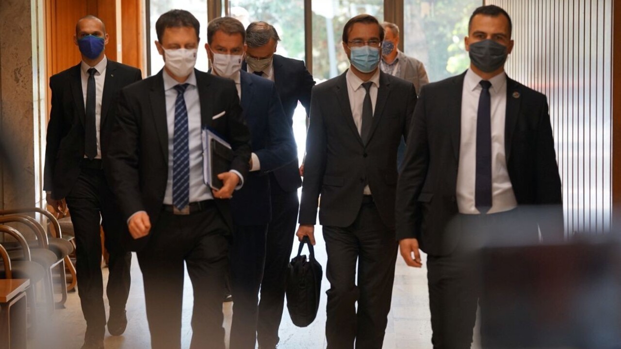 Ministri prázdninovať nebudú, venovať sa majú kurzarbeitu i vede