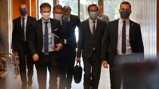 Ministri prázdninovať nebudú, venovať sa majú kurzarbeitu i vede