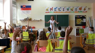 Fotogaléria: Končí sa školský rok. Deťom odovzdali vysvedčenia