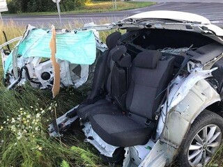 Hrozivá nehoda. Auto roztrhlo po zrážke s kamiónom napoly