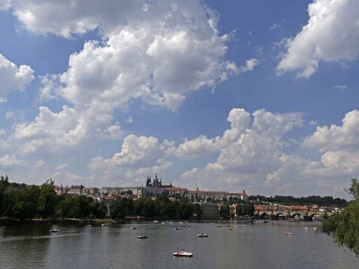 V Česku pribúdajú stovky nakazených, niektoré oblasti sprísňujú režim