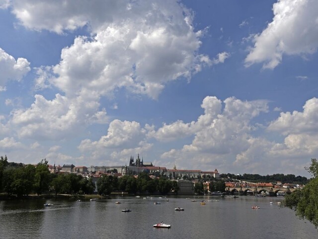V Česku pribúdajú stovky nakazených, niektoré oblasti sprísňujú režim