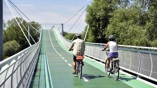 Kamión chcel prejsť na Slovensko po cyklomoste, zverejnili video