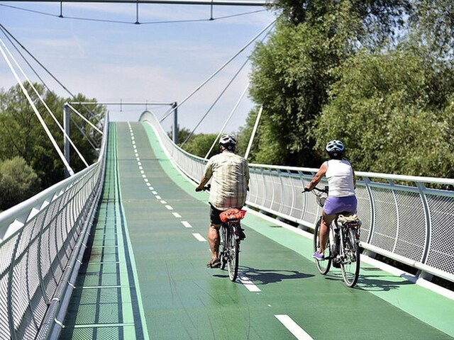 Kamión chcel prejsť na Slovensko po cyklomoste, zverejnili video