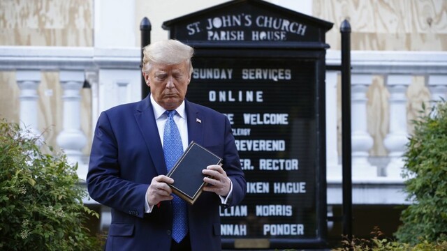 USA vykúpili svetové zásoby remdesiviru, experti to kritizujú