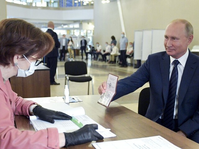 Rusi sa rozhodli, Putin bude vyberať aj sudcov a prokurátorov