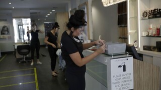 Veľká Británia uvoľňuje opatrenia, po mesiacoch otvára bary