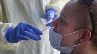 Opatrenia sa sprísňujú. Prídu zmeny pri cestovaní a na podujatiach