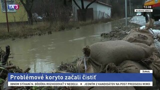 V obci Streženice čistia potok, pomáhať majú aj vodohospodári