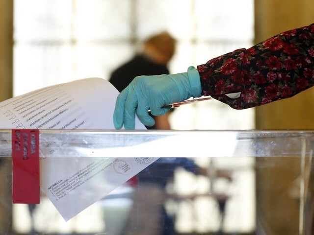 Poľsko je pred volebným finále rozdelené na dve rovnaké polovice