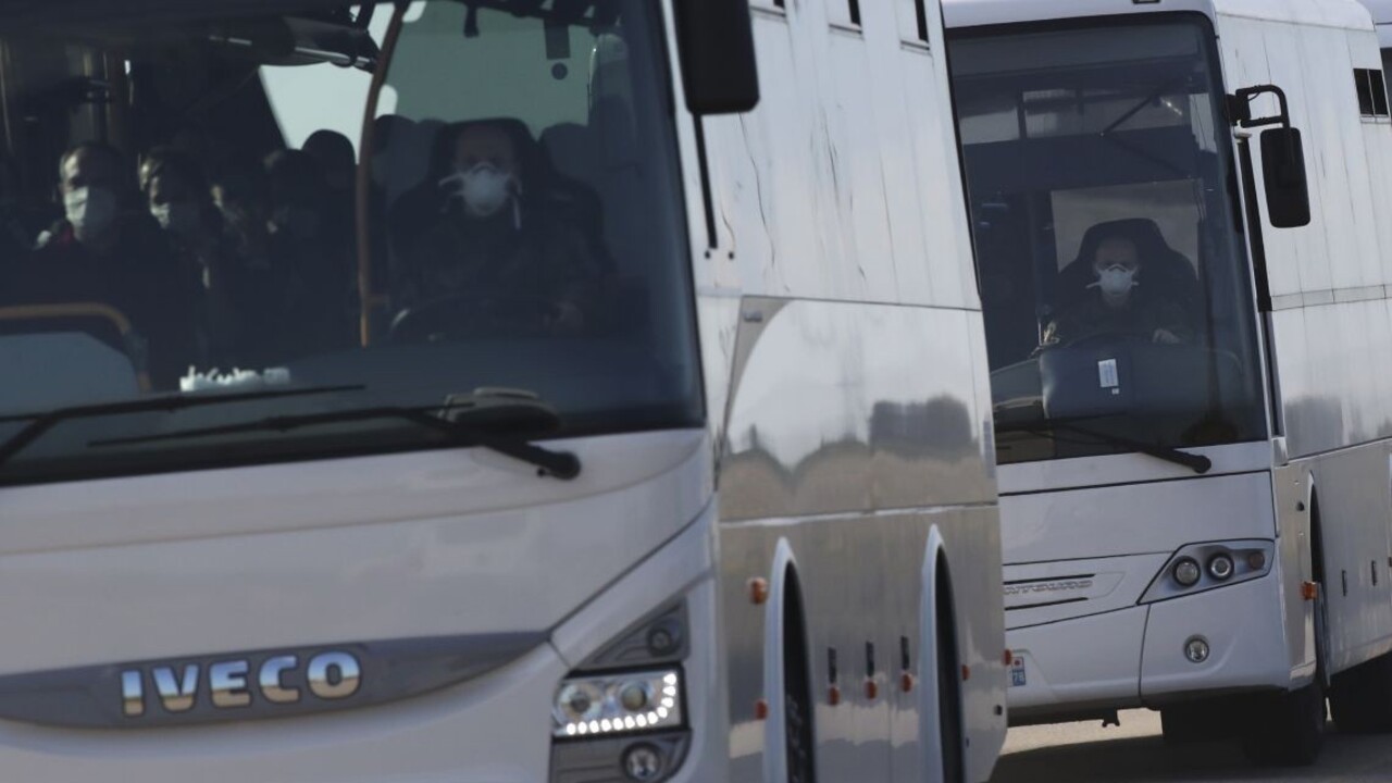 Vodič nevpustil do autobusu ľudí bez rúšok, po útoku je mozgovo mŕtvy