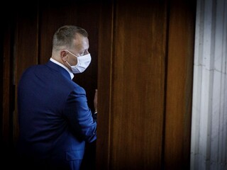 Kollár chce držať koalíciu. Teatro a cirkus, reagovali politici