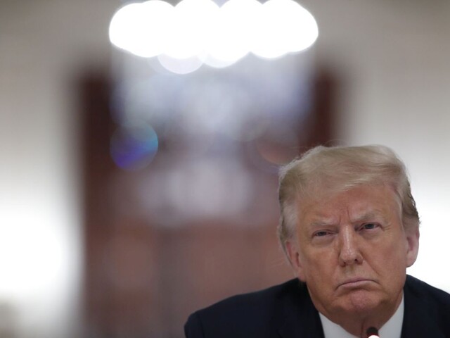 Situácia v USA je vážna, tvrdí imunológ. Trump trvá na svojom