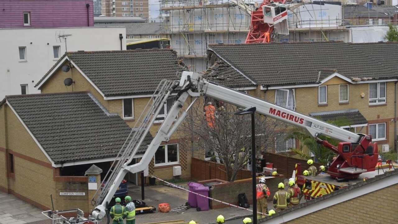 Žeriav sa zrútil na domy v Londýne, v troskách uviazli ľudia
