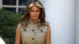 V Slovinsku podpálili kritizovanú drevenú sochu prvej dámy USA