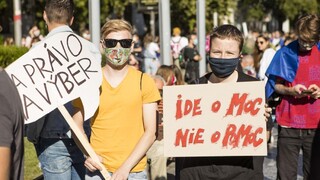 Nepodporíme žiaden návrh o potratoch, vyhlásila trojica poslancov