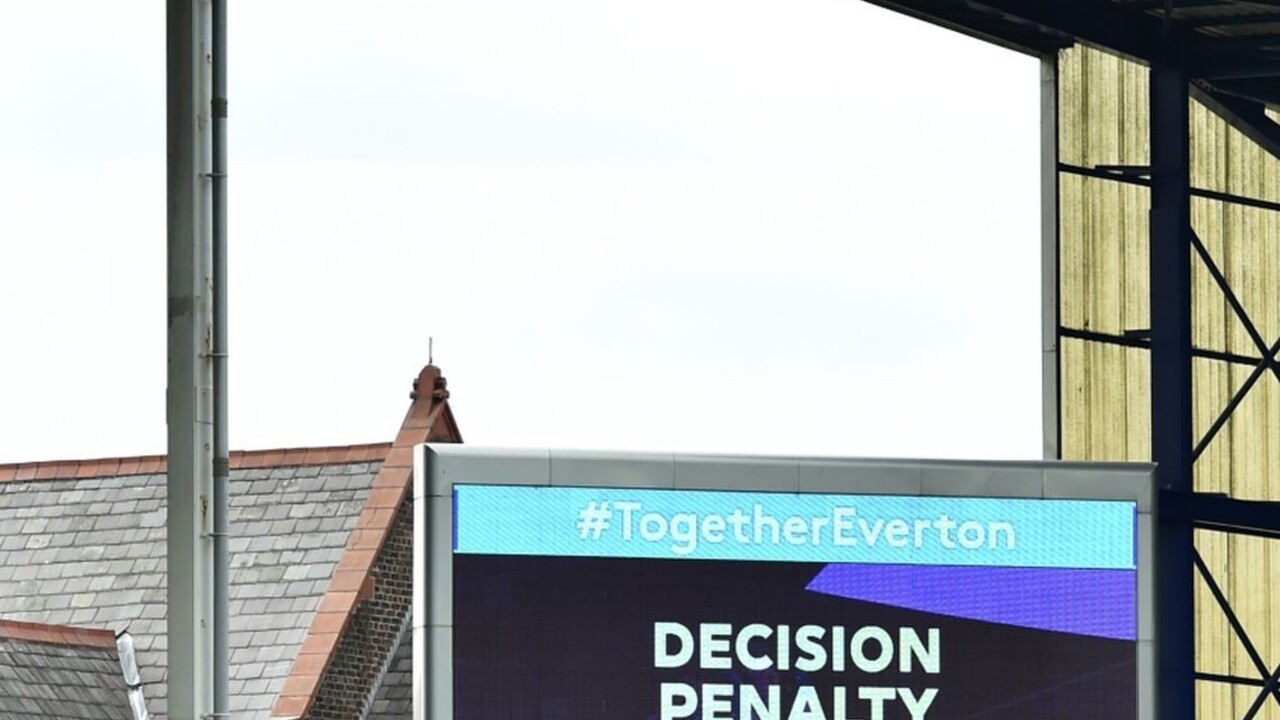 Trojité zlyhanie, priznalo po penaltách vedenie Premier League