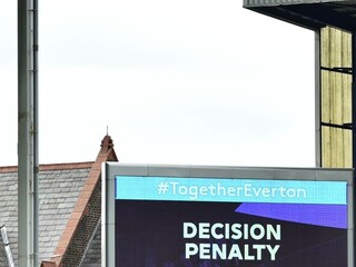 Trojité zlyhanie, priznalo po penaltách vedenie Premier League
