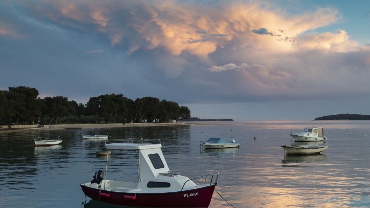 Chorvátsko sprísni opatrenia, dotknú sa rúšok i vstupu do krajiny