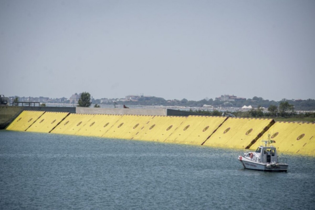 italy-venice-flood-barriers-03988-b83600c86c4c4fcea133669903fdb20f_38126223.jpg