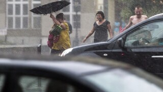 Silný vietor, horúčavy ale i búrky. Vydali výstrahy pre tieto miesta