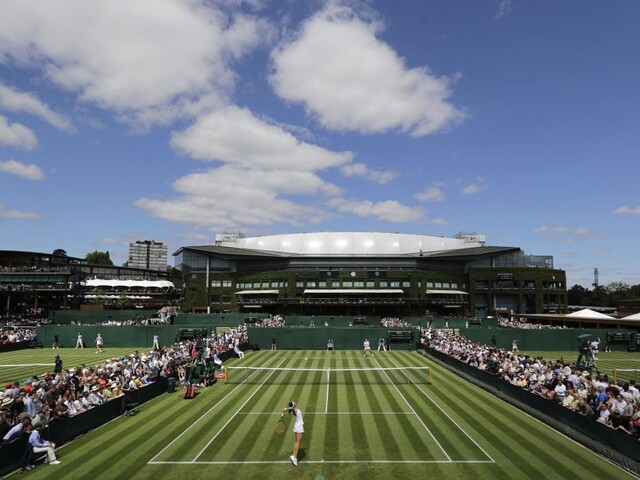 Wimbledon vyplatí hráčov, zrušili ho pre pandémiu