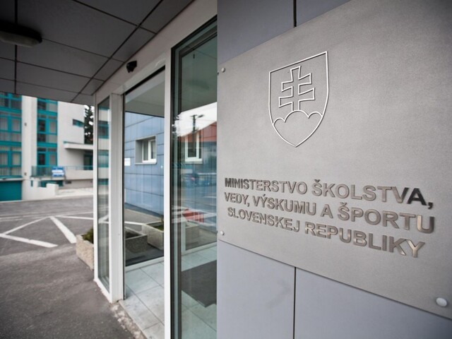Deti mali rozdielne podmienky, rezort skúma dištančnú výučbu