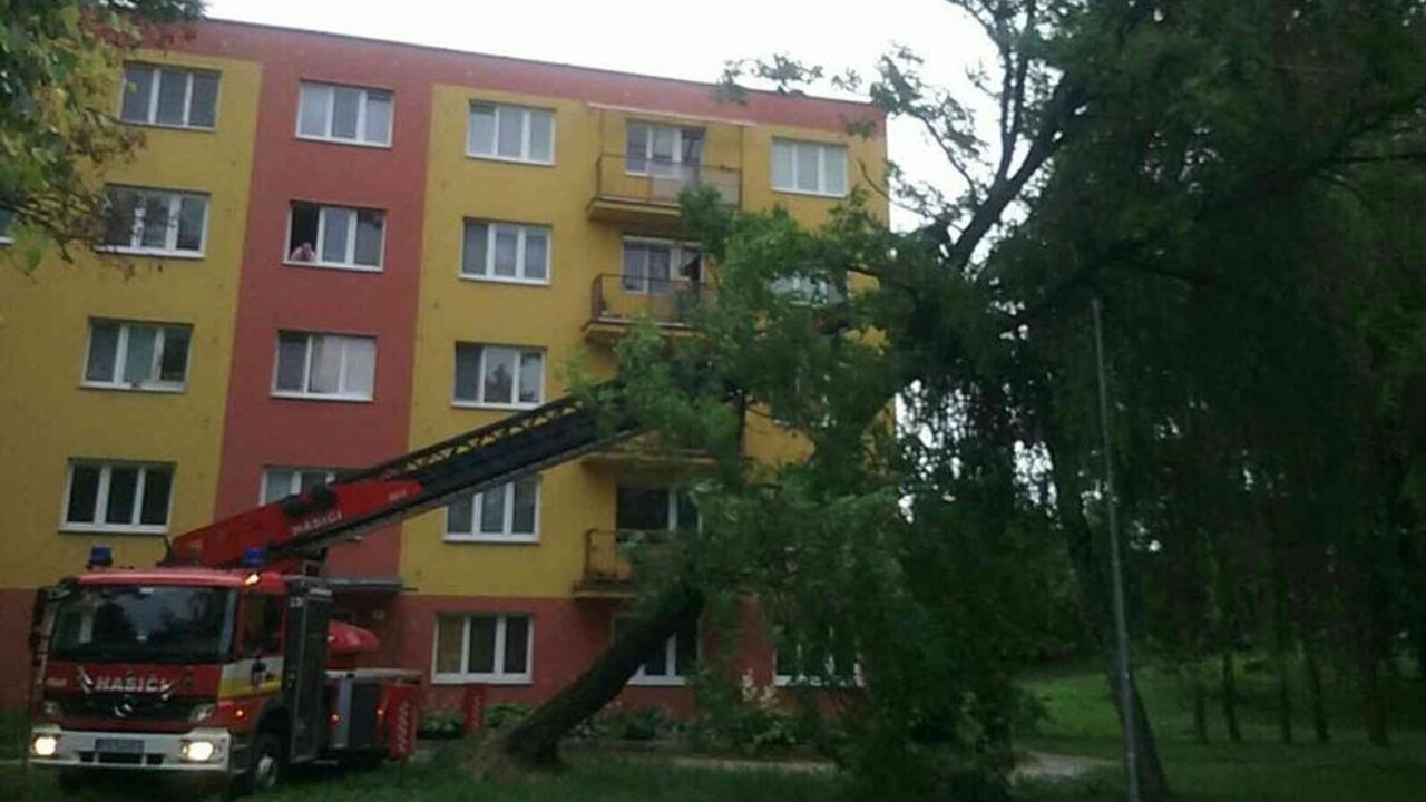 Slovensko opäť potrápili búrky, hasiči hlásia desiatky výjazdov
