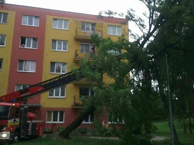 Slovensko opäť potrápili búrky, hasiči hlásia desiatky výjazdov