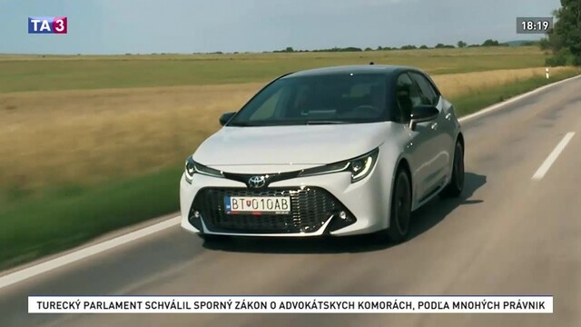 Renault Zoe a Toyota Corolla hybrid GR Sport