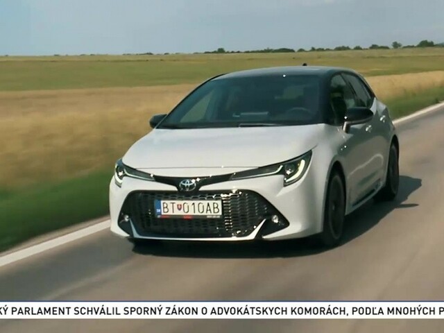 Renault Zoe a Toyota Corolla hybrid GR Sport