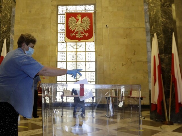 Bude to zrejme tesné. Poliaci si v druhom kole volia prezidenta