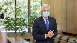 Fico podľa Korčoka politikárči. Priznal, že Británii nerozumie