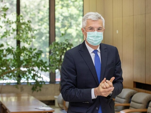 Fico podľa Korčoka politikárči. Priznal, že Británii nerozumie