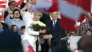Poľsko zažilo dramatické voľby, Duda svoj post tesne obhájil