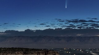 Voľným okom môžeme vidieť kométu, ktorá prelieta okolo Zeme