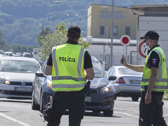 Na Slovensko prišli desaťtisíce áut, vyplýva z hraničnej kontroly