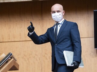 Gröhling mal získať titul pochybným spôsobom, minister reagoval