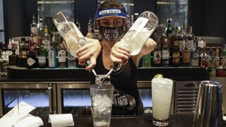 Kalifornia zatvára bary i reštaurácie, nakazení pribúdajú