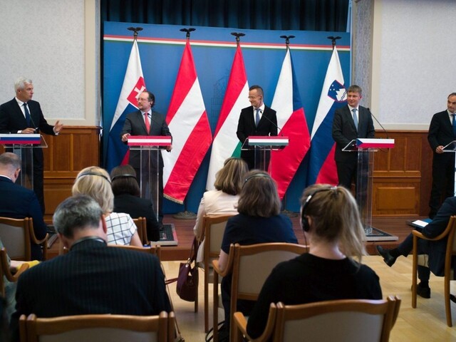 Ministri sa stretli v Budapešti, hovorili aj o "postcovidovom" svete