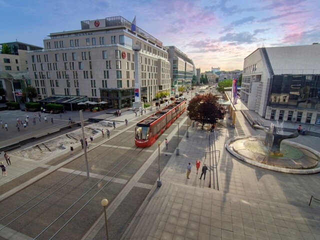 Developer ukázal električku pred divadlom. Obhajuje jej trasu