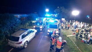 Po zrážke vlakov v ČR sú desiatky zranených, rušňovodič neprežil