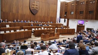 Prvá pomoc i zákon o prokuratúre. Poslanci rokujú o viacerých bodoch