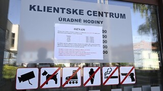 Vymenili 53 prednostov okresných úradov. Časť končí okamžite