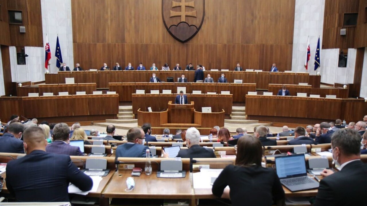 Porušili dohodu? Niektorí poslanci OĽANO podporili návrh ĽSNS